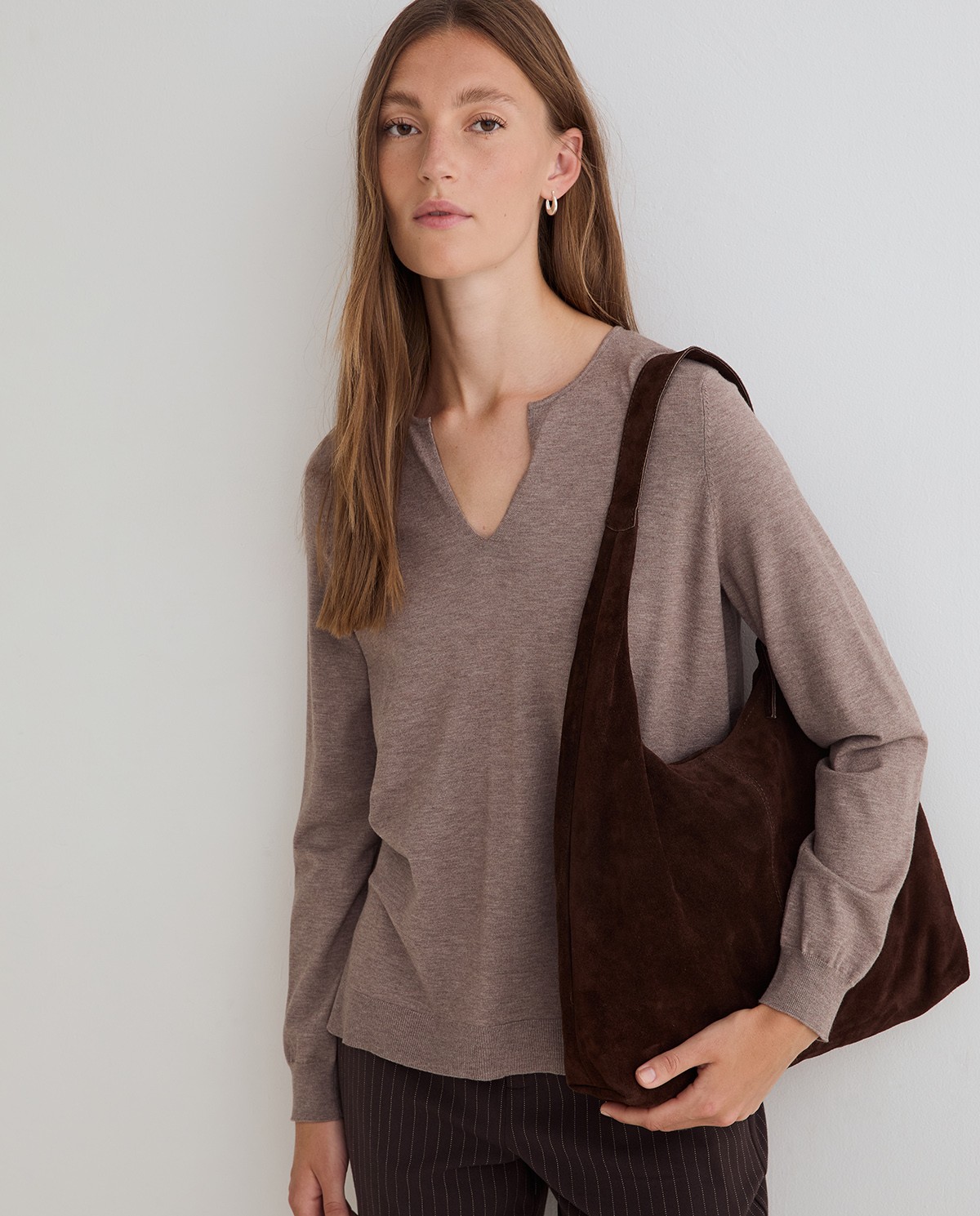 Bolso hobo de ante color chocolate con cierre de cremallera y asa de hombro. 3