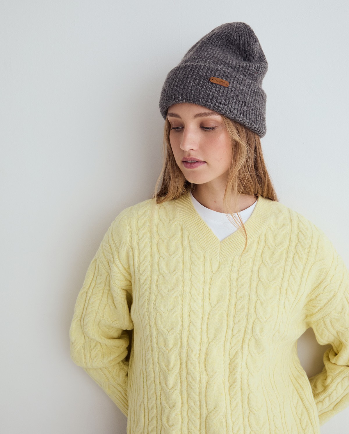 Bonnet beanie en maille gris 1