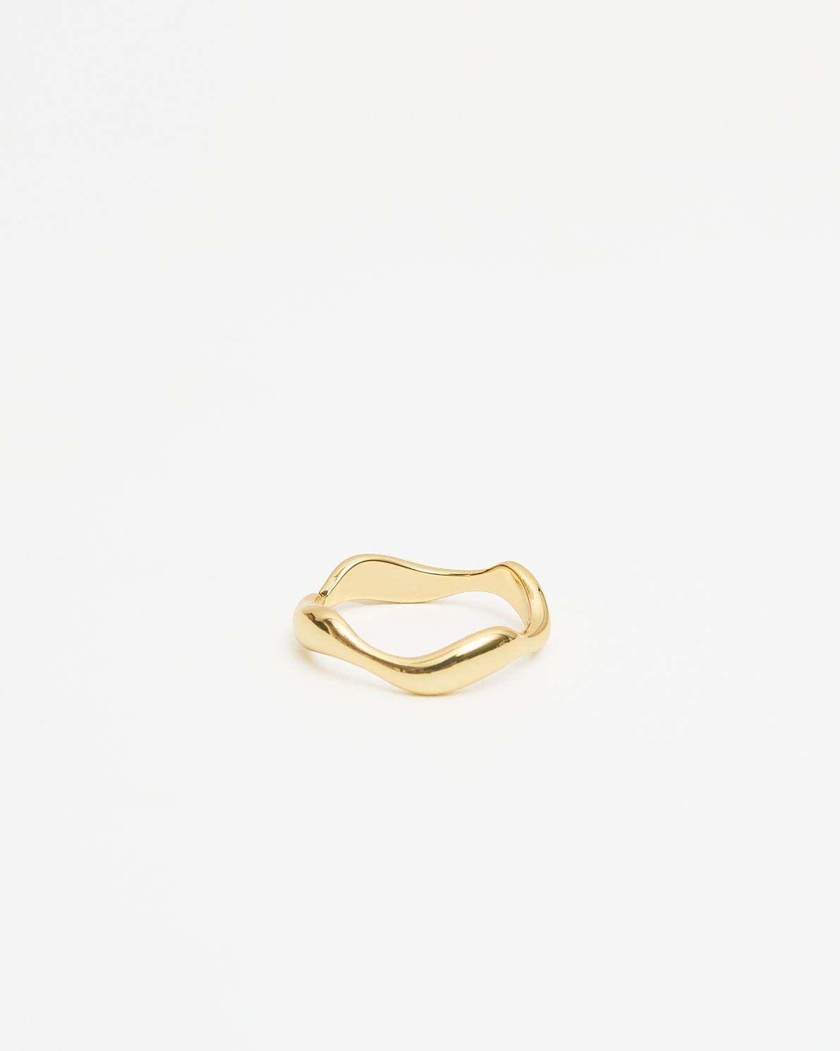 Anillo fino ondulado dorado con diseño orgánico y acabado pulido