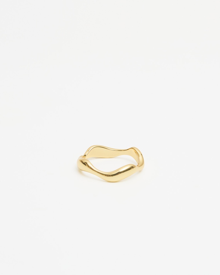 Anillo fino ondulado dorado con diseño orgánico y acabado pulido
