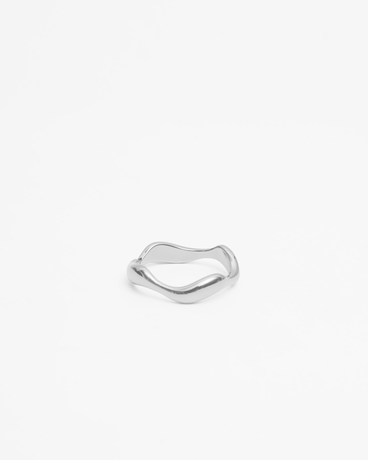 Bague fine ondulée argentée au design organique avec finition polie
