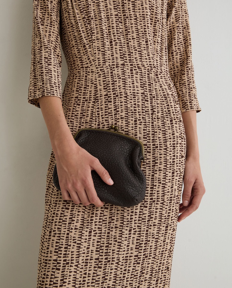Bolso de piel estilo vintage en color chocolate con cierre de boquilla metálica y asa larga.