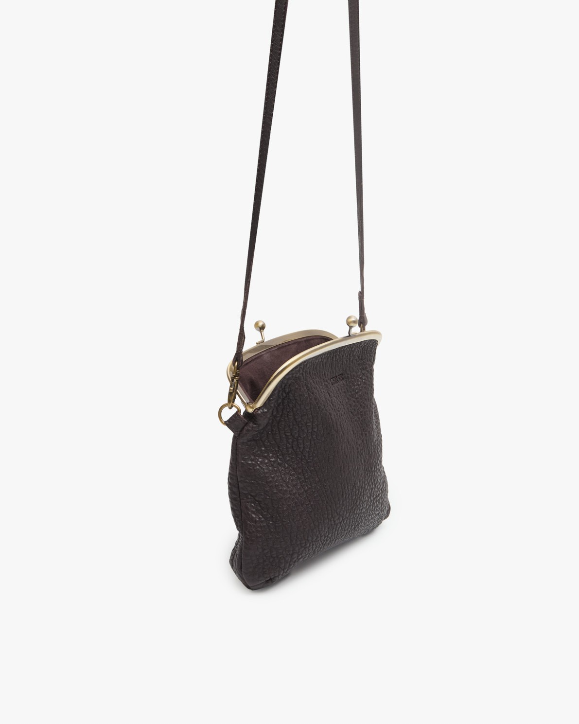 Bolso de piel estilo vintage en color chocolate con cierre de boquilla metálica y asa larga. 5