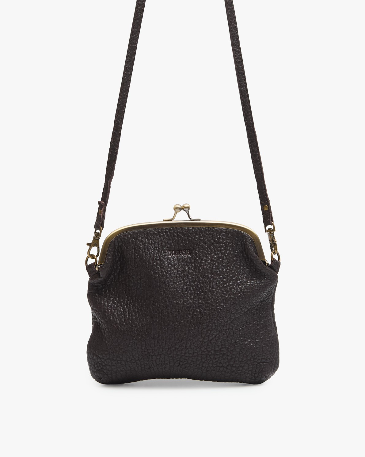 Bolso de piel estilo vintage en color chocolate con cierre de boquilla metálica y asa larga. 2