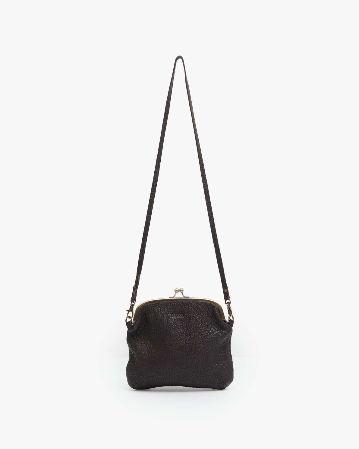 Bolso de piel estilo vintage en color chocolate con cierre de boquilla metálica y asa larga. 4