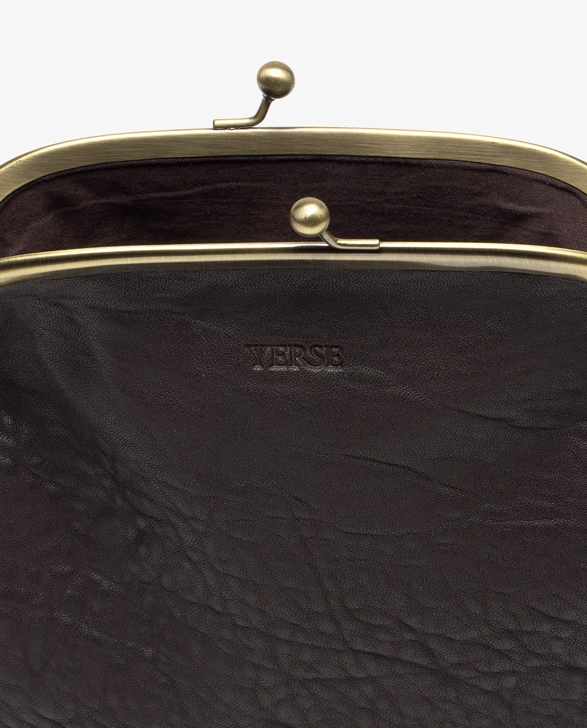Bolso de piel estilo vintage en color chocolate con cierre de boquilla metálica y asa larga. 4