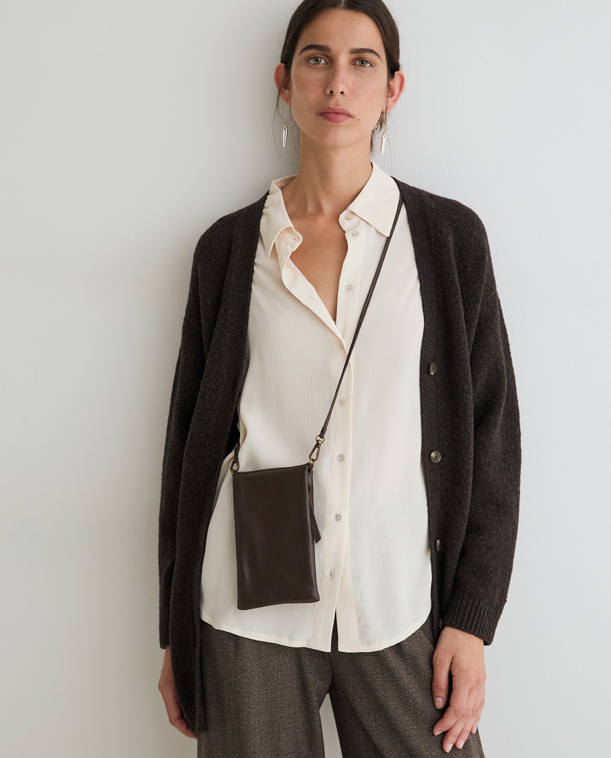 Portamòbil de pell en color xocolata