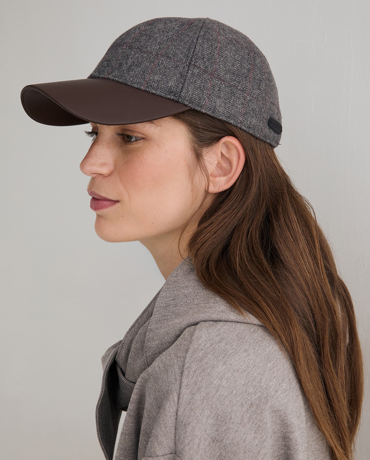 Gorra de cuadros en color gris