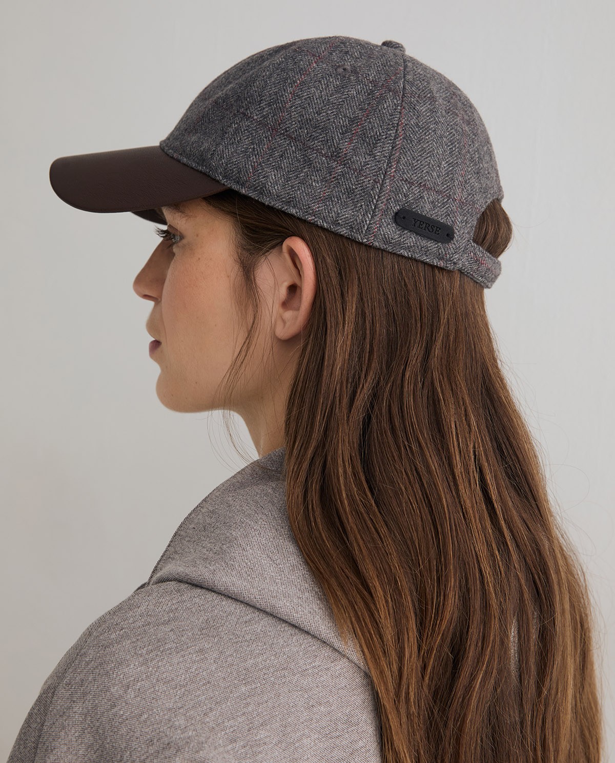 Gorra de cuadros en color gris 1