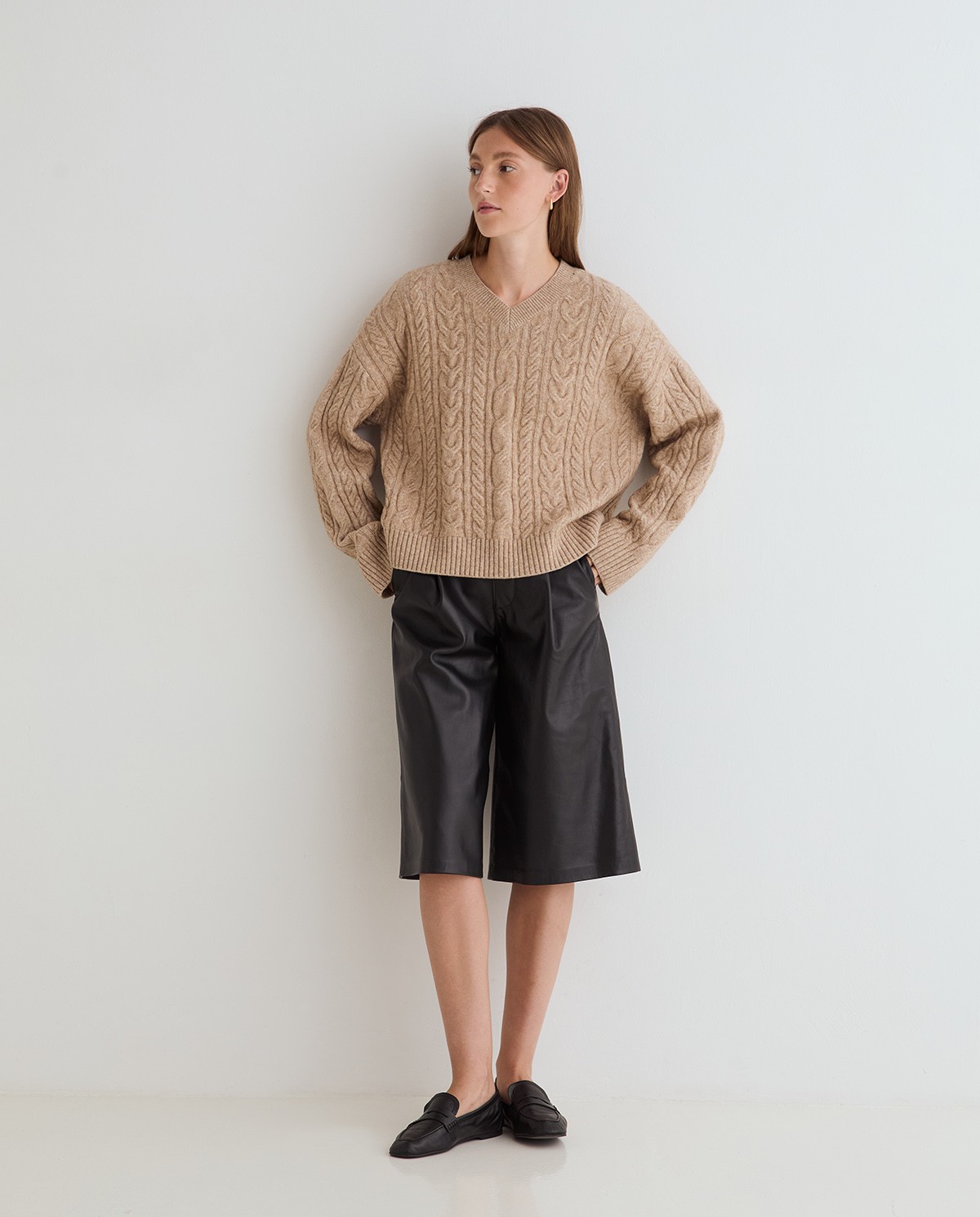 Bermuda de piel negra para mujer