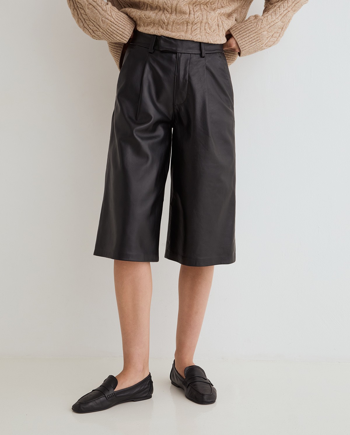 Bermuda de piel negra para mujer 1