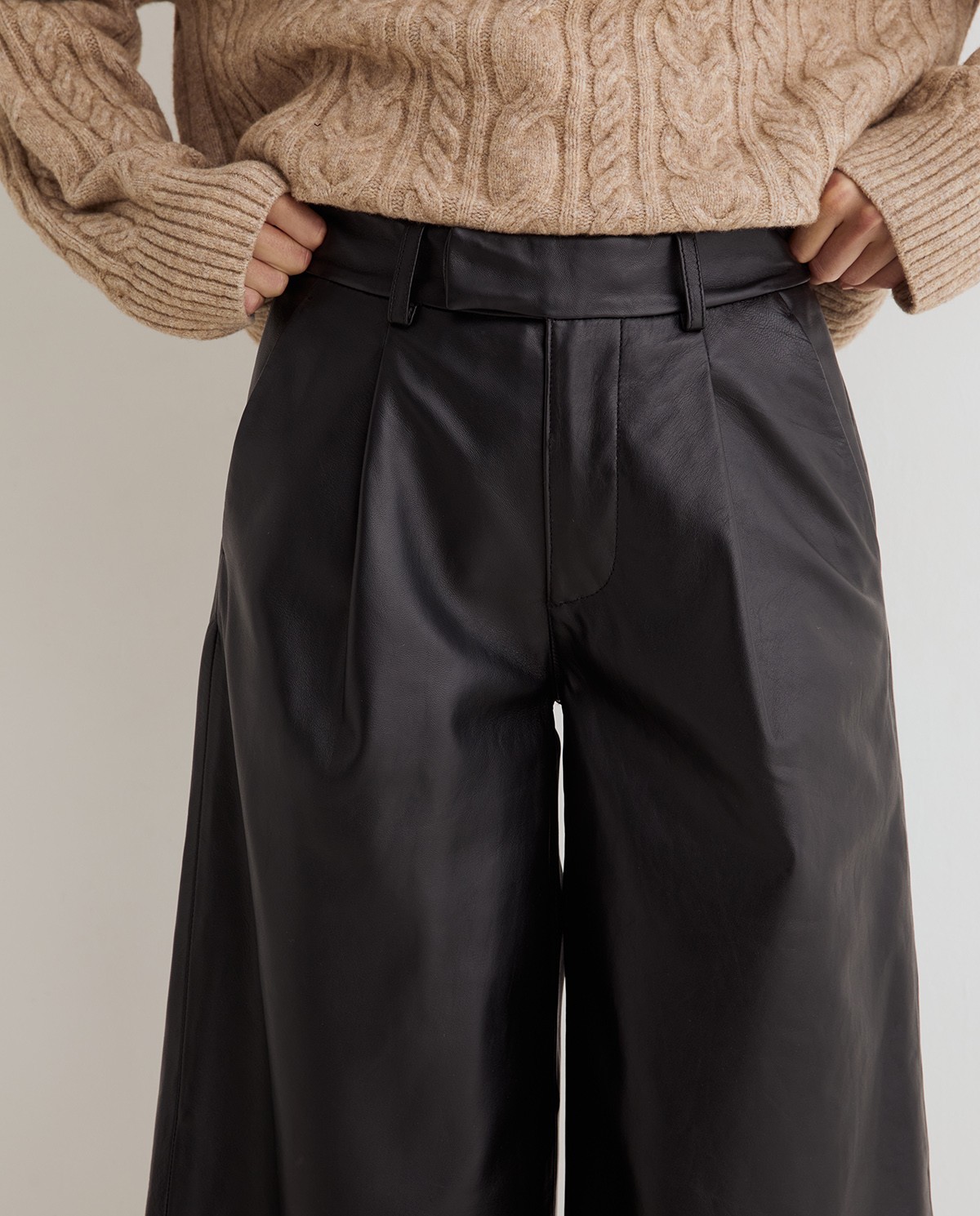 Bermuda de piel negra para mujer 2