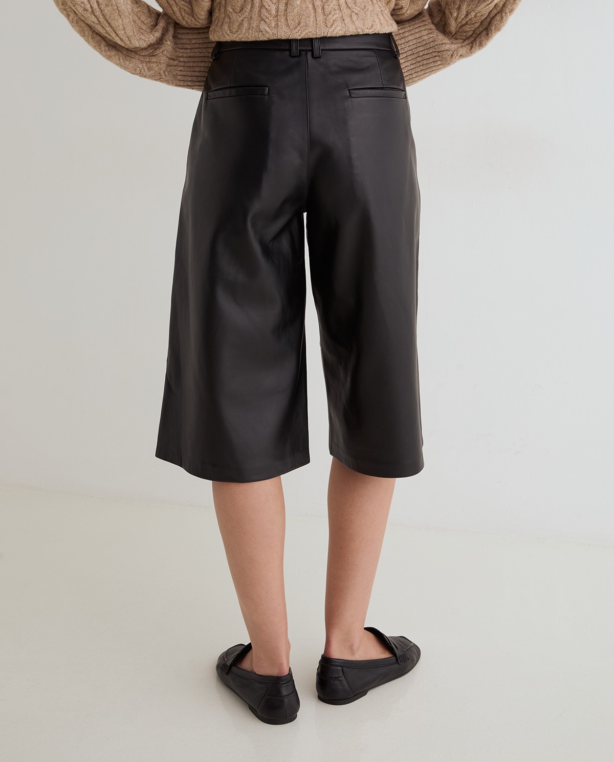 Bermuda de piel negra para mujer 4
