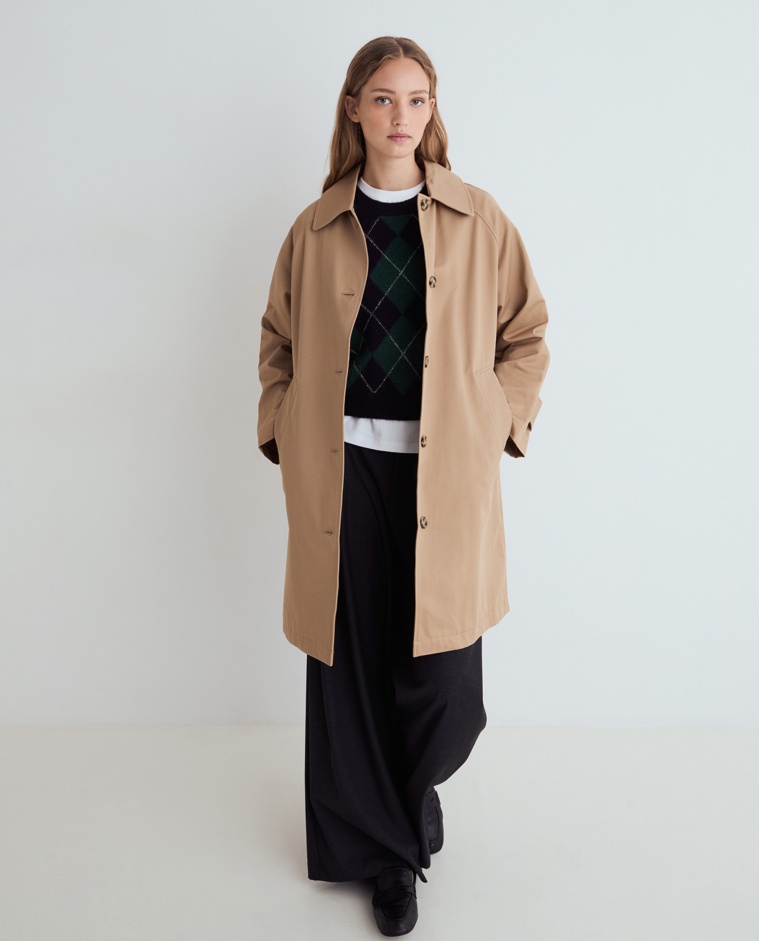 Gabardina midi de algodón en color camel, vista frontal con detalle del tejido
