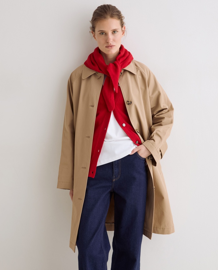 Gabardina midi de algodón en color camel, vista frontal con detalle del tejido