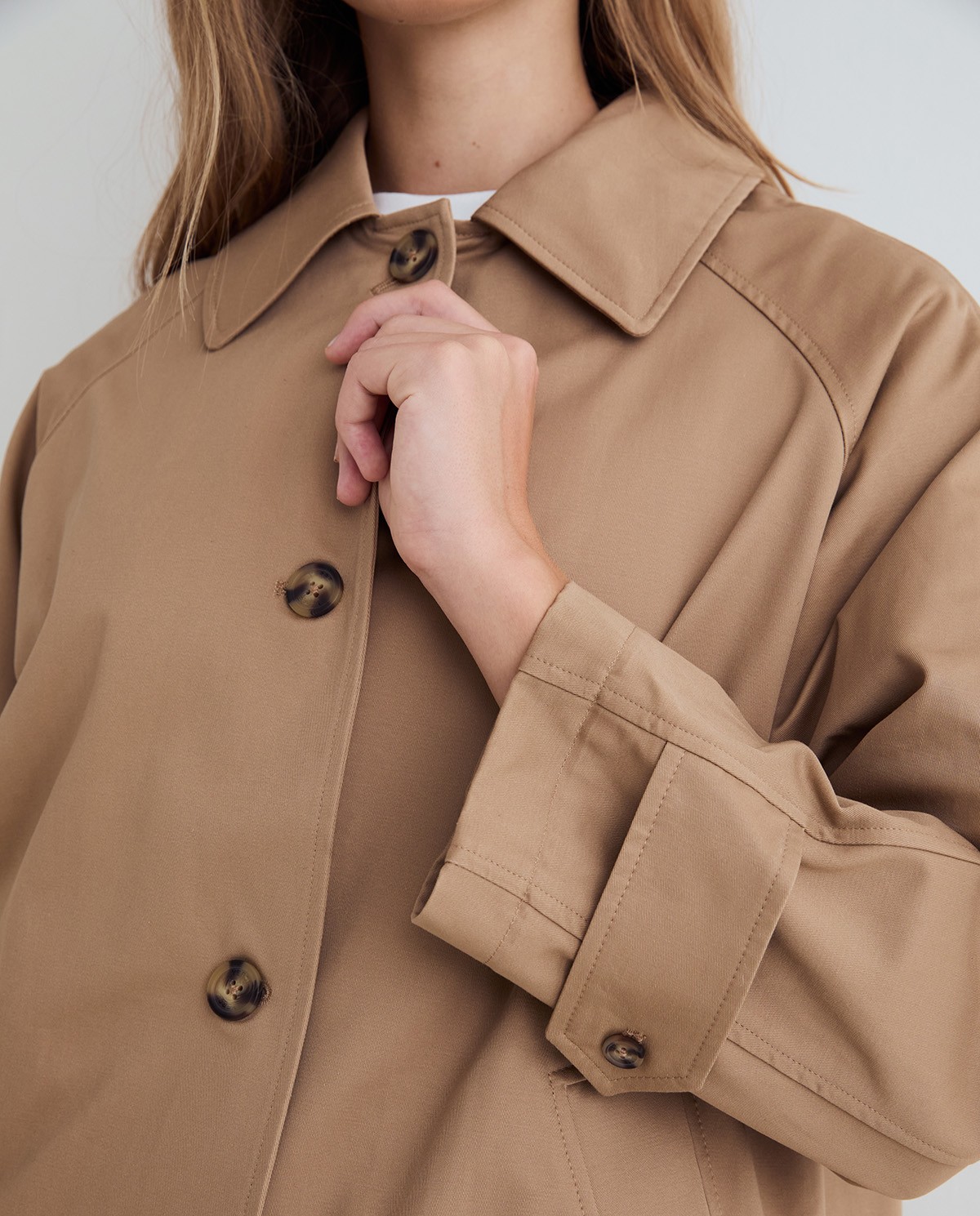 Gabardina midi de algodón en color camel, vista frontal con detalle del tejido 1