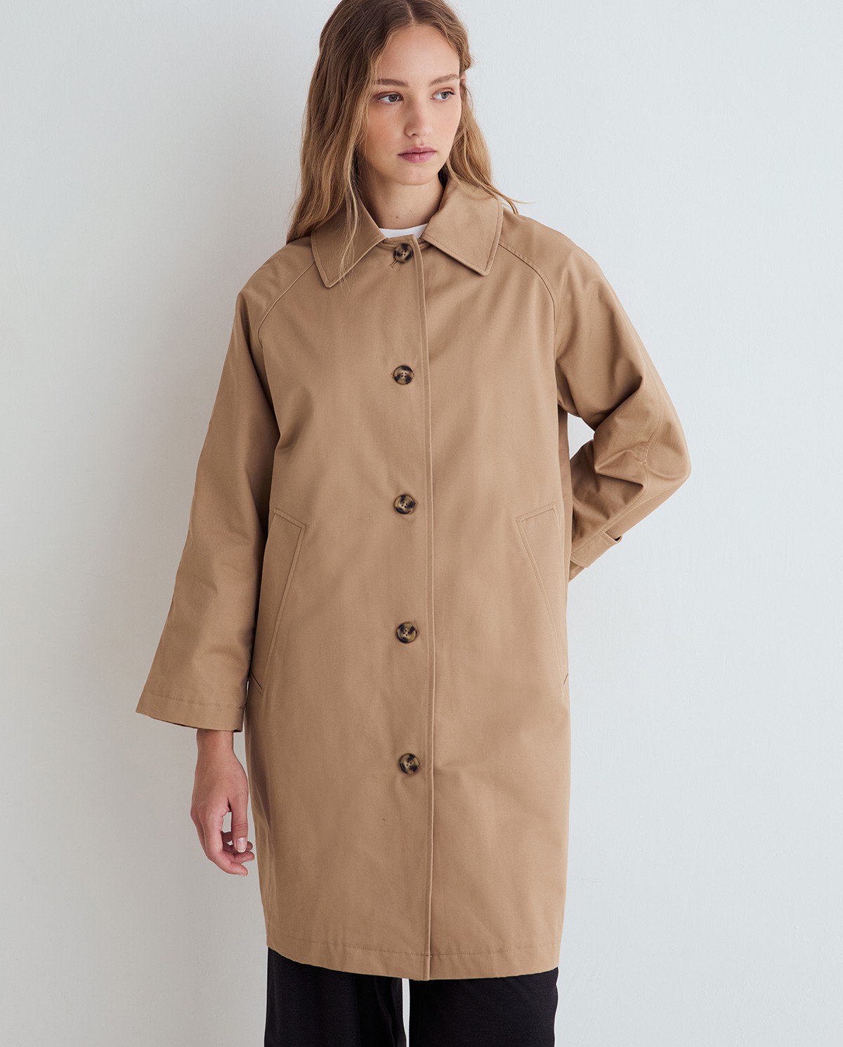 Gabardina midi de algodón en color camel, vista frontal con detalle del tejido 2
