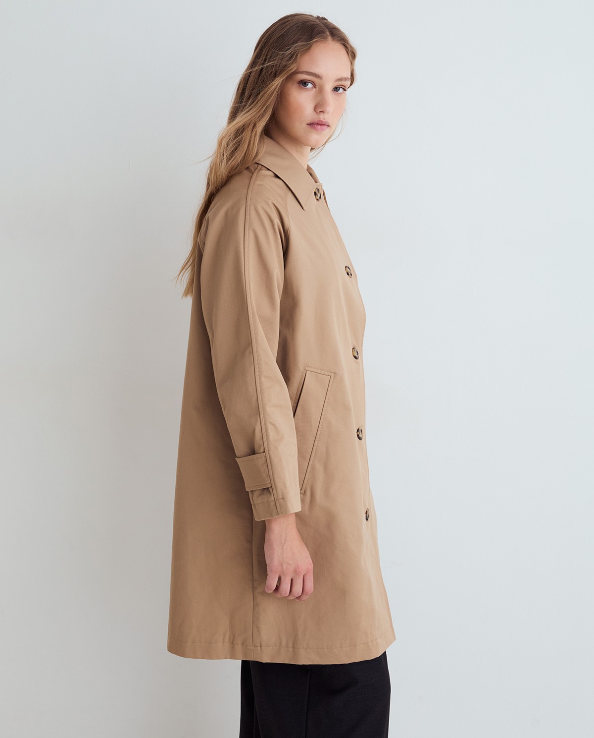 Gabardina midi de algodón en color camel, vista frontal con detalle del tejido 4