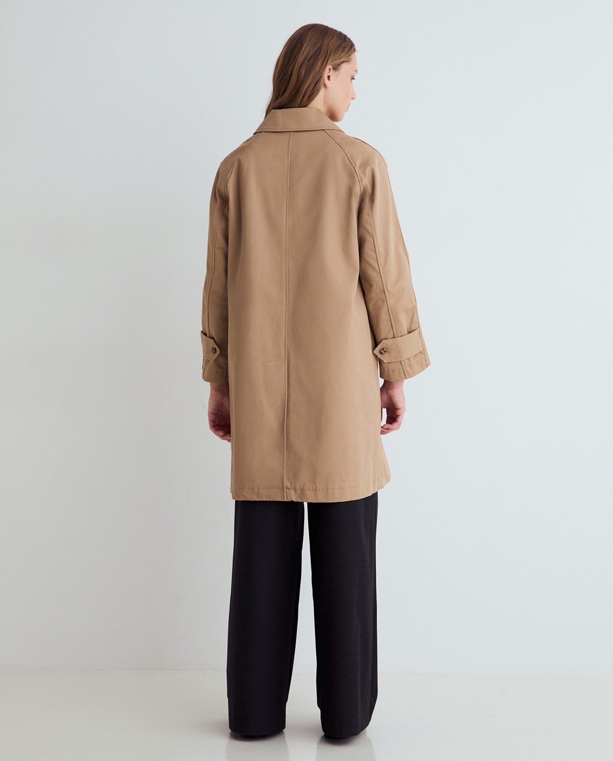 Gabardina midi de algodón en color camel, vista frontal con detalle del tejido 6