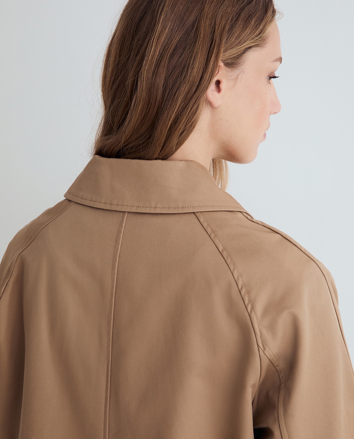 Gabardina midi de algodón en color camel, vista frontal con detalle del tejido 5