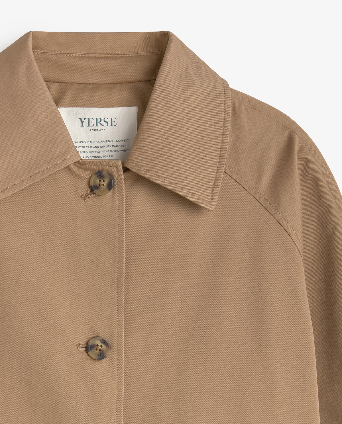 Gabardina midi de algodón en color camel, vista frontal con detalle del tejido 12