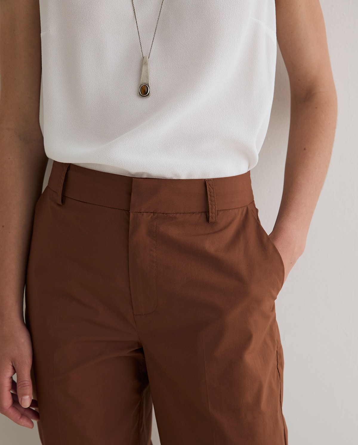 Pantalón popelín en color chocolate 3