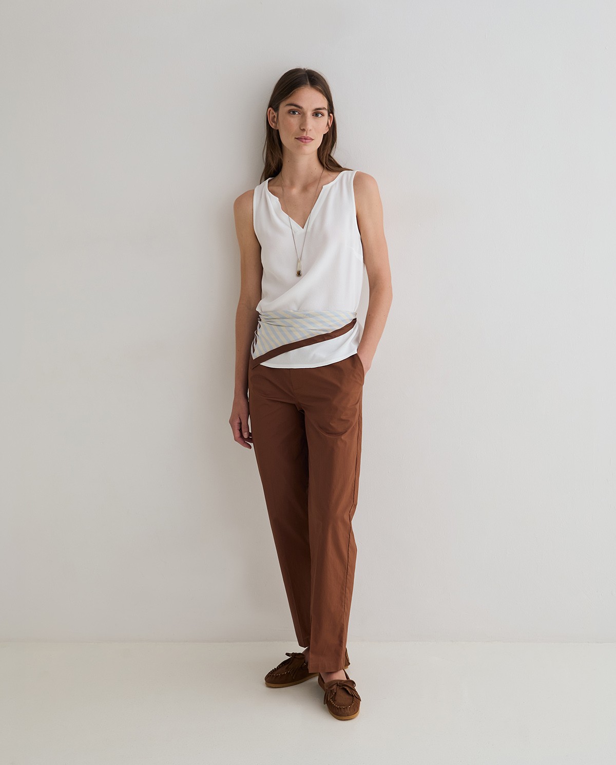 Pantalón popelín en color chocolate