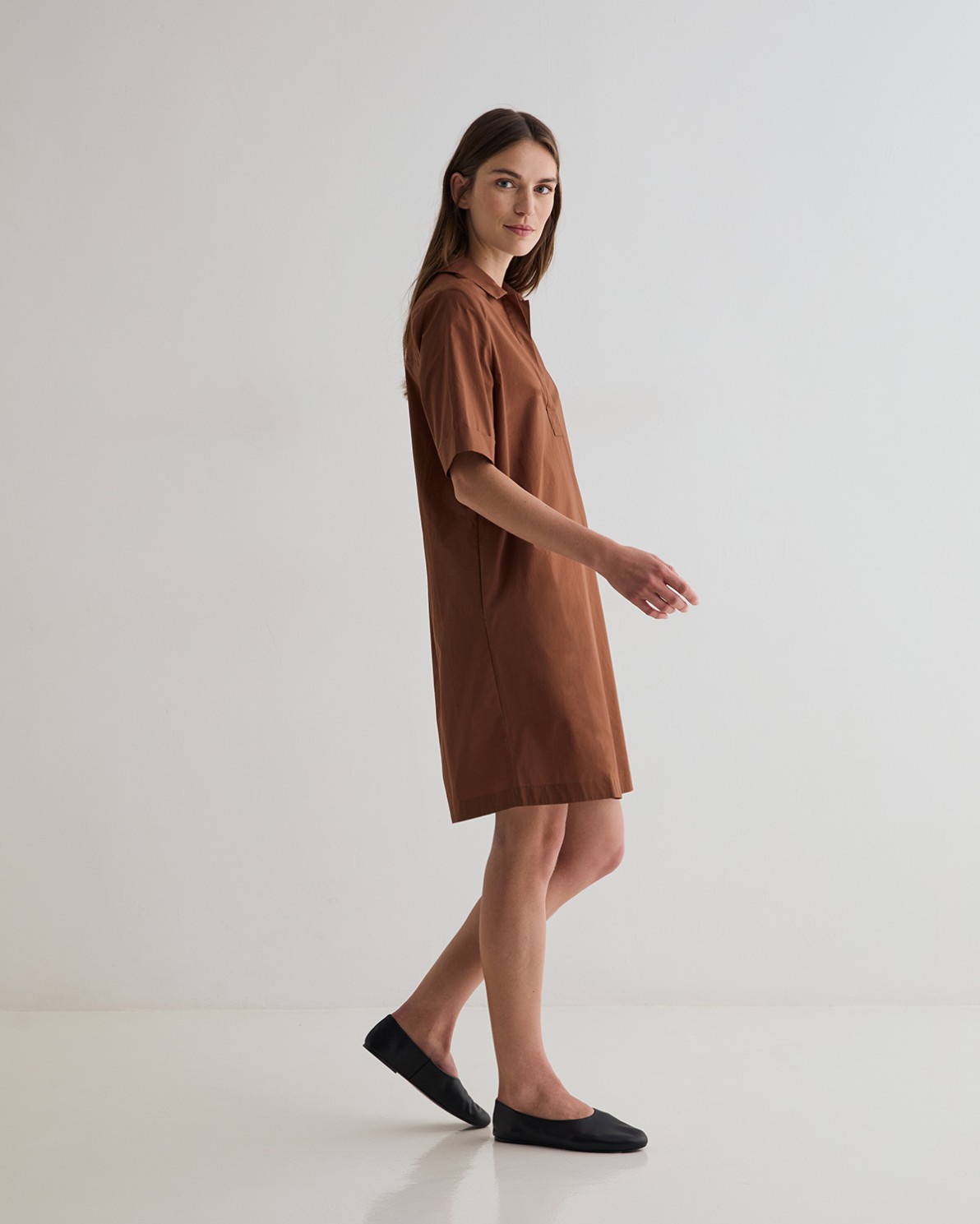 Vestido camisero popelín en color marrón 4