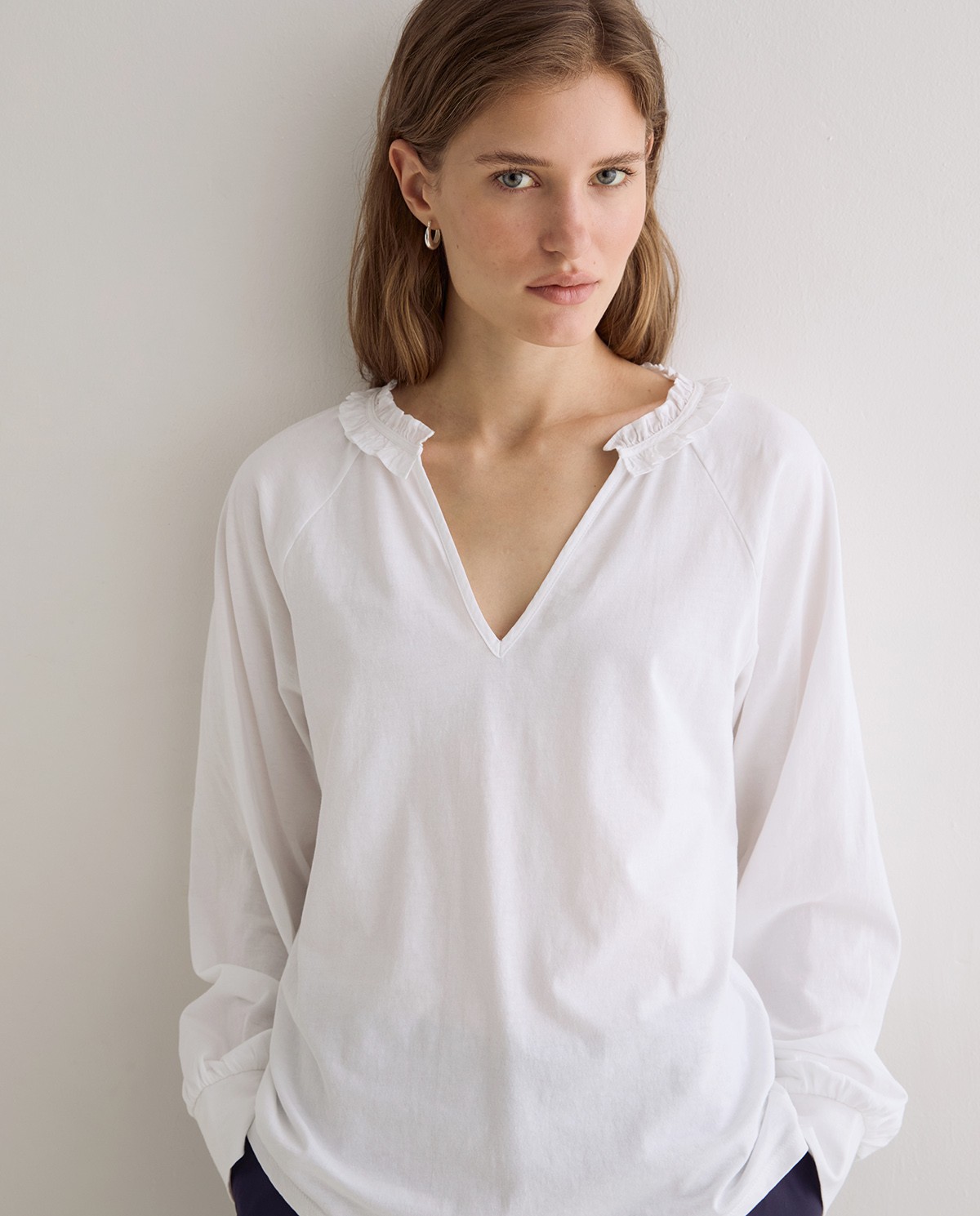Camisa cuello volante en color blanco 2