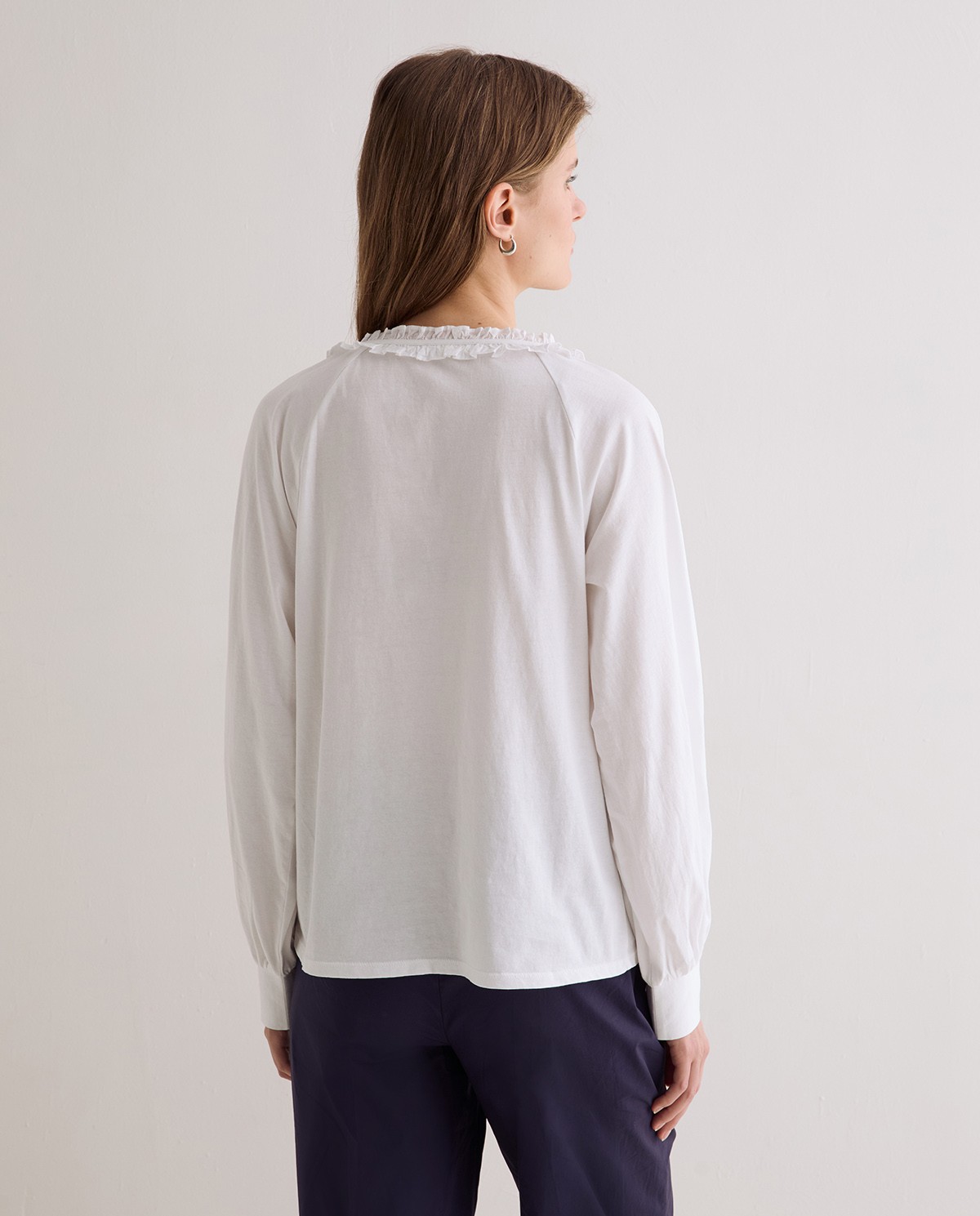 Camisa cuello volante en color blanco 3