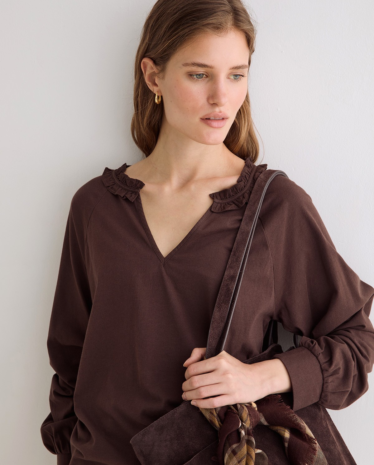 Camisa cuello volante en color chocolate 1