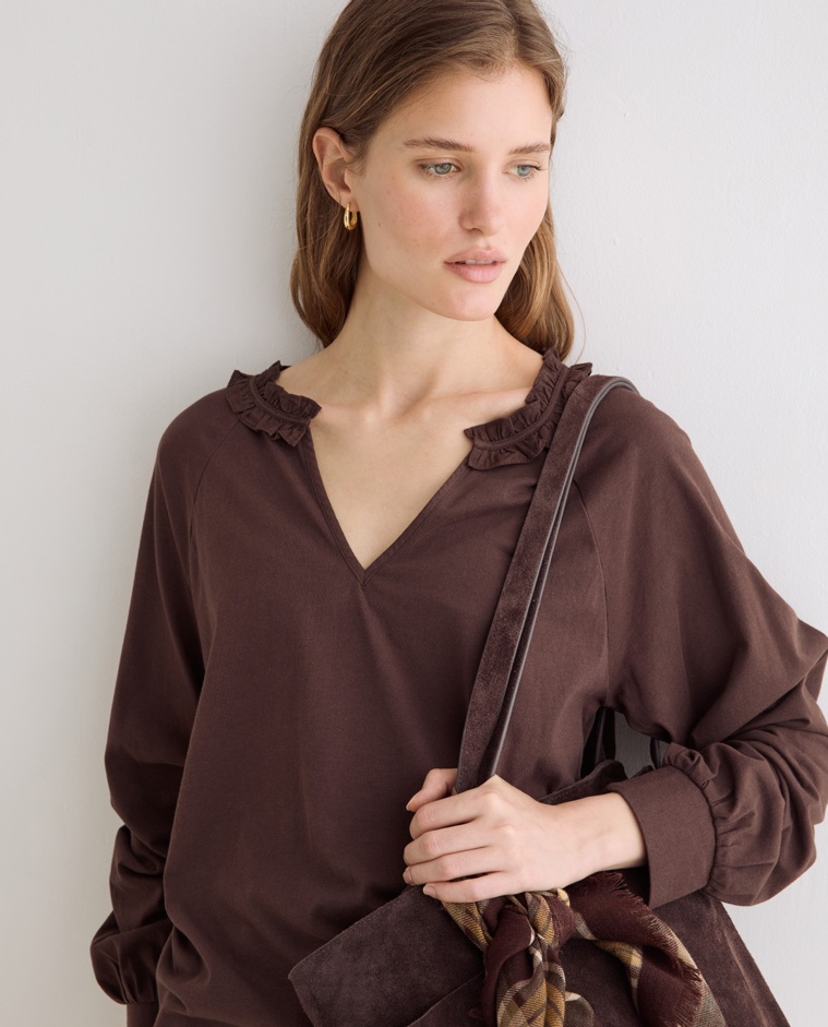 Camisa cuello volante en color chocolate