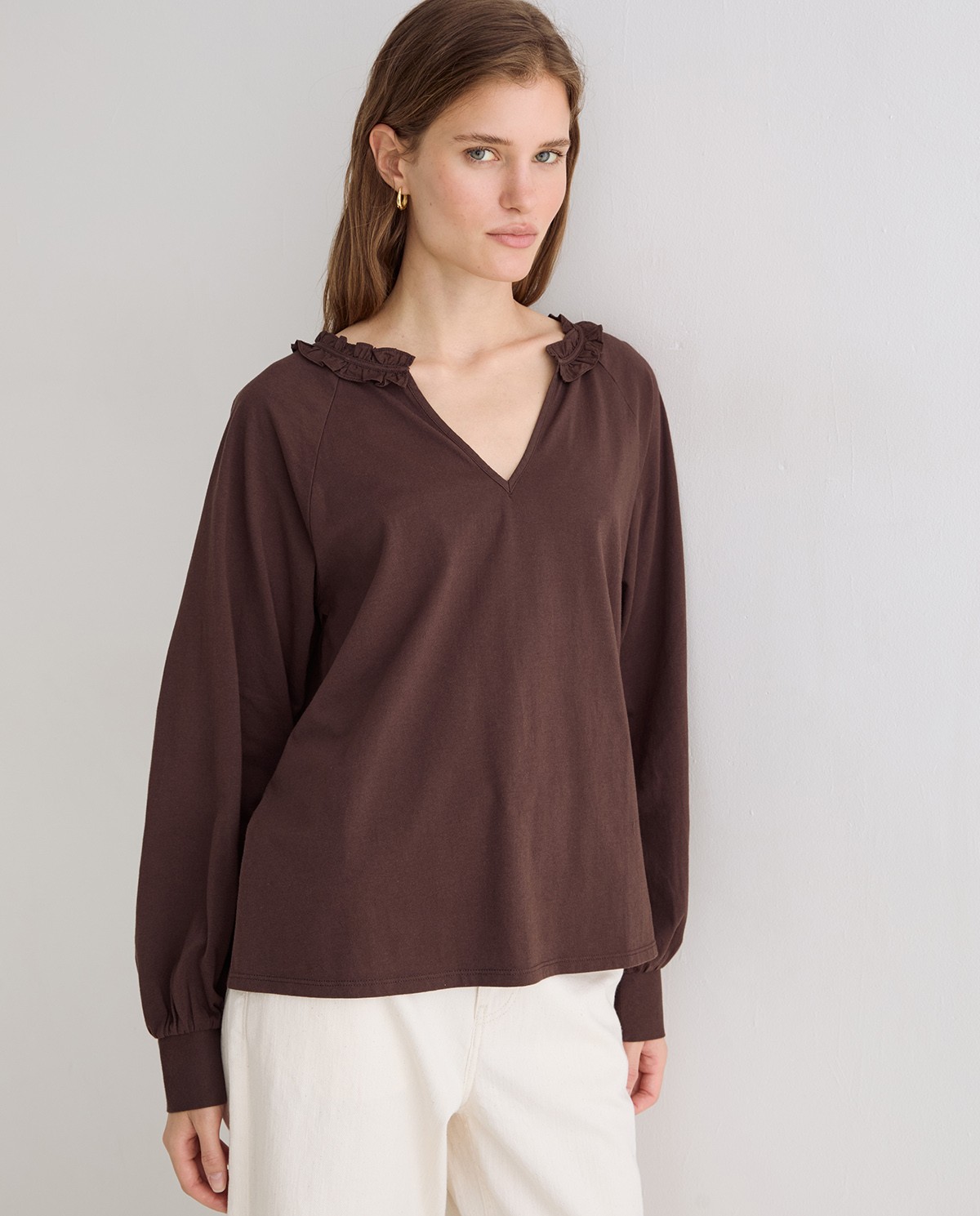 Camisa cuello volante en color chocolate 1