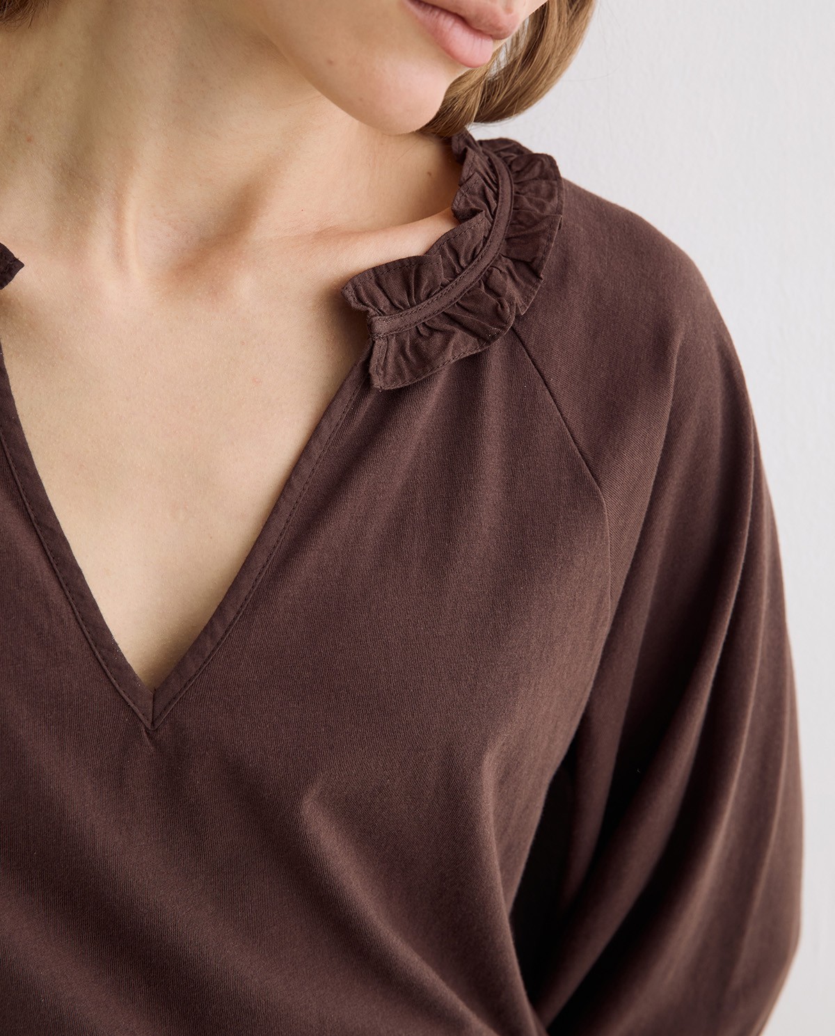 Camisa cuello volante en color chocolate 3