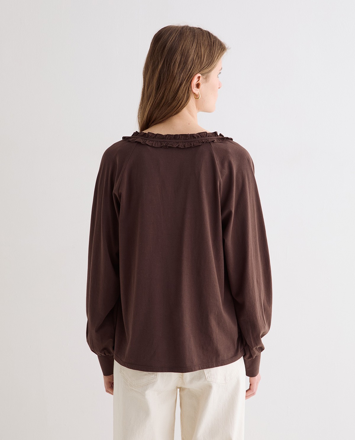 Camisa cuello volante en color chocolate 4