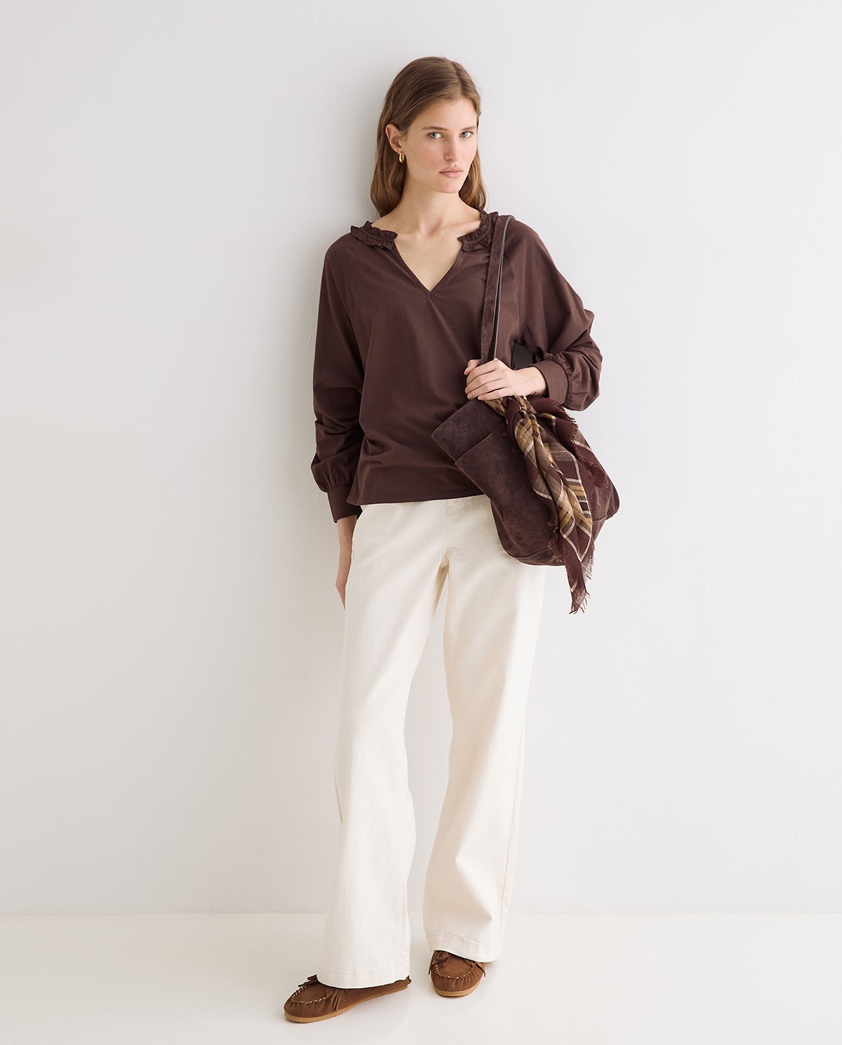 Camisa cuello volante en color chocolate 5