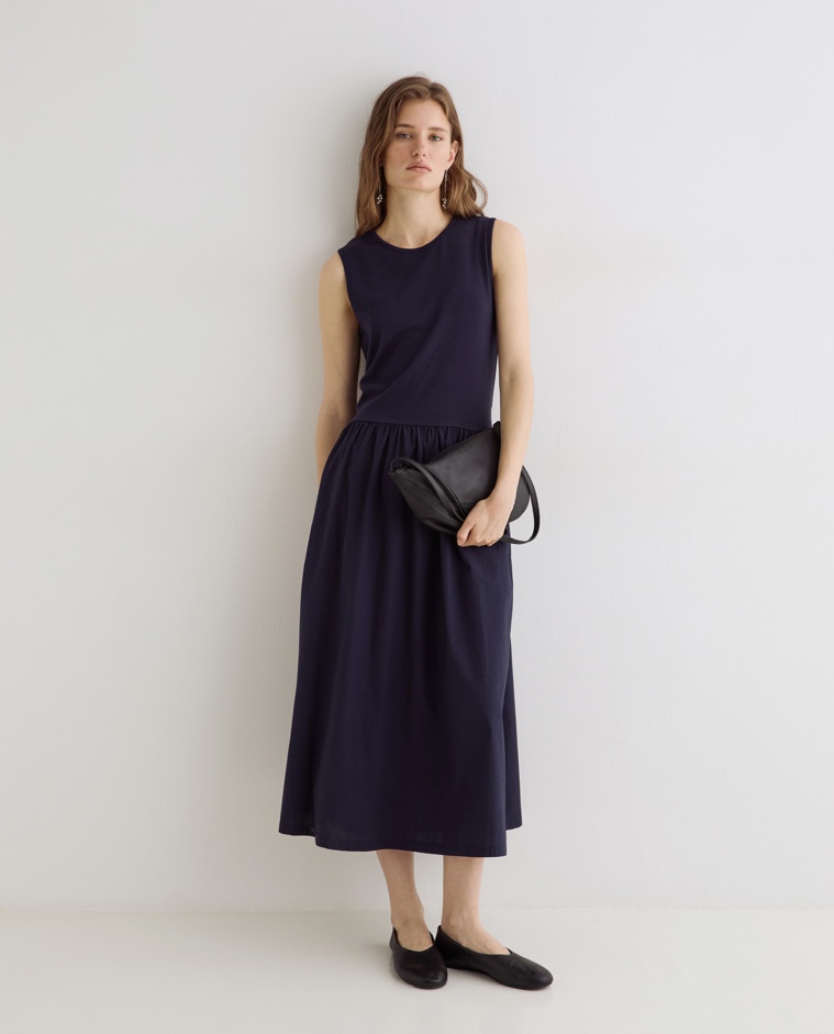 Vestido largo combinado en color azul oscuro