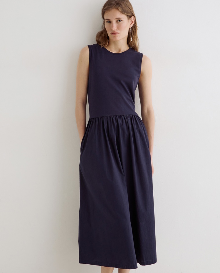 Vestido largo combinado en color azul oscuro