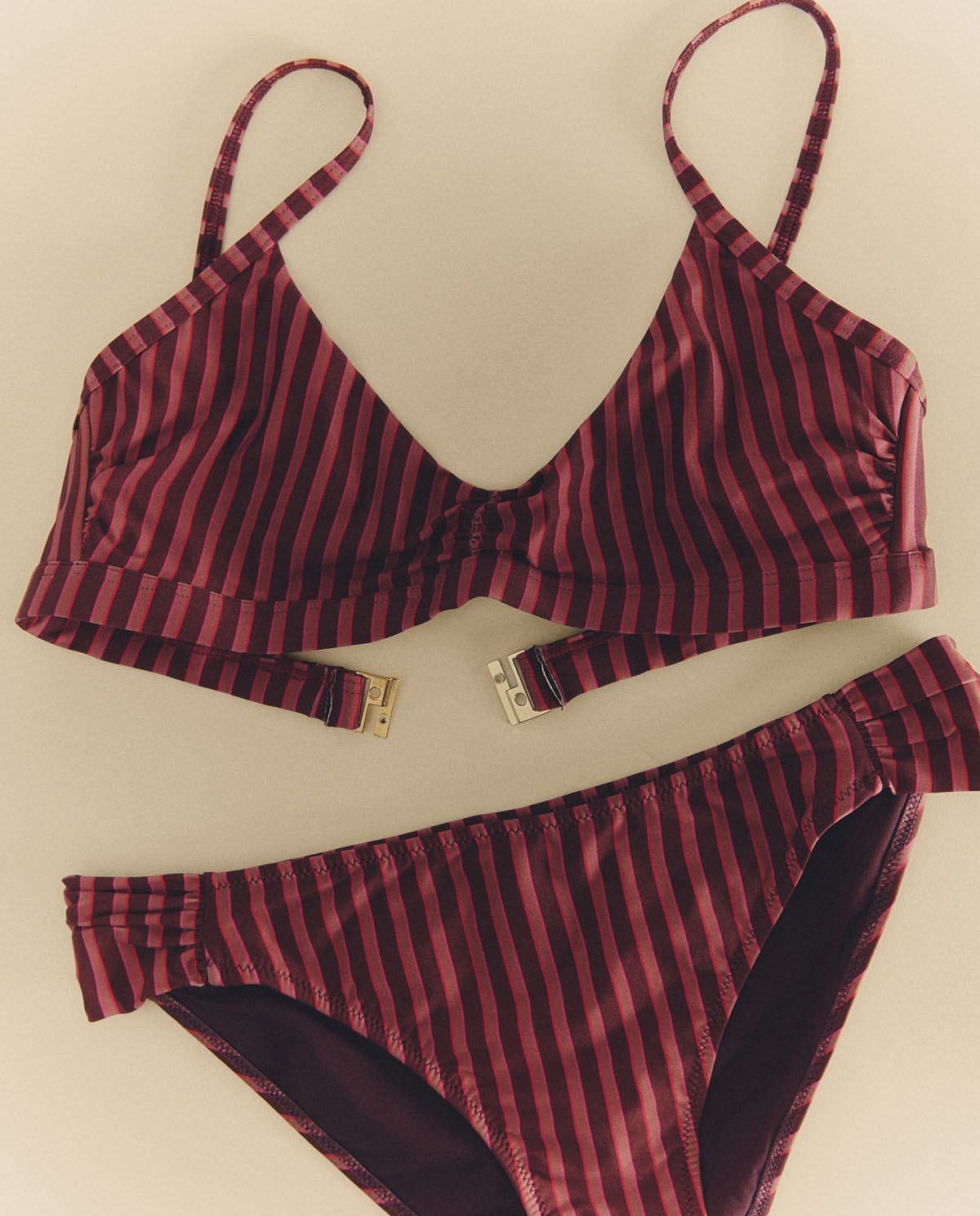 Top bikini con aro y sin relleno. Estampado de rayas en tonos granate y rosados. 3