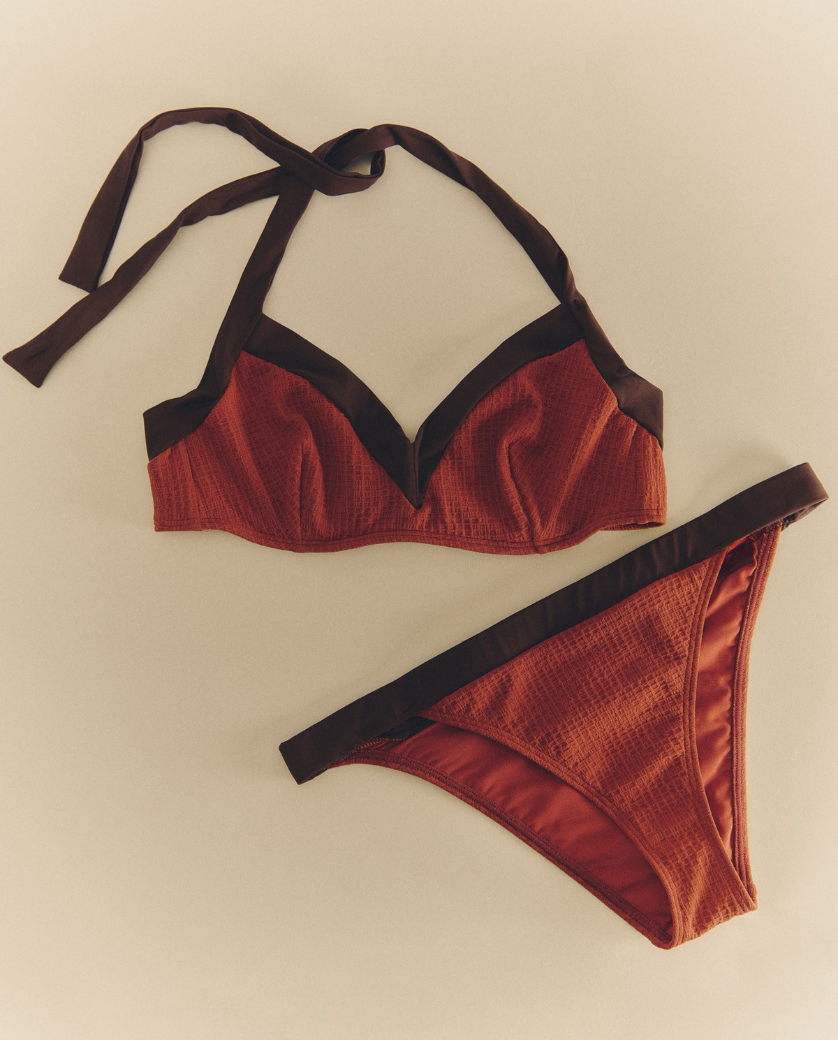 Top bikini bicolor cuello halter con aros en color marron choclate 3