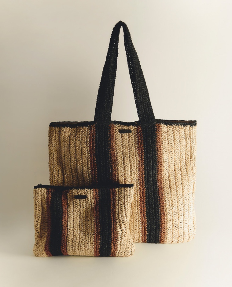 Bolso maxi rafia con franjas en color Beige, vista frontal con detalle del tejido