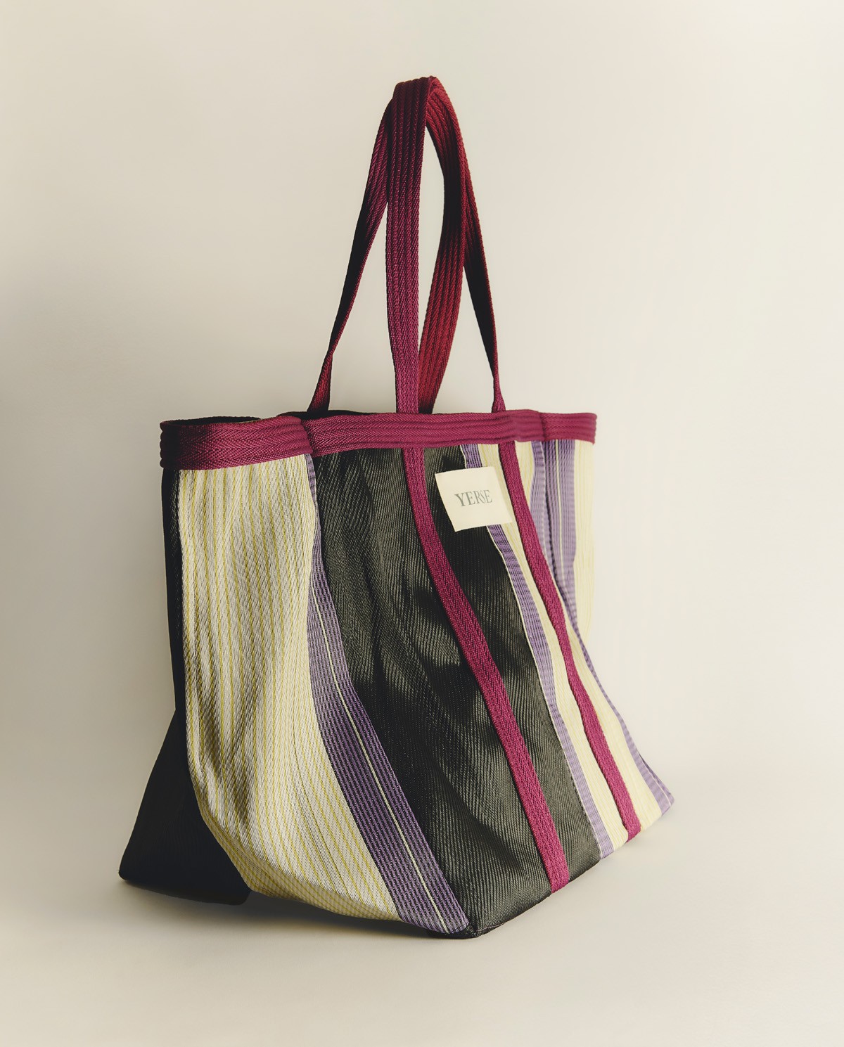 Bossa de platja estil shopper amb ratlles en tons liles, roses i morats 4