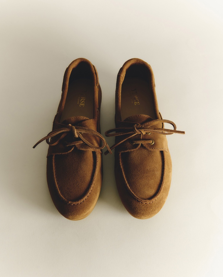 Mocasines piel serraje en color camel, vista frontal con detalle del tejido