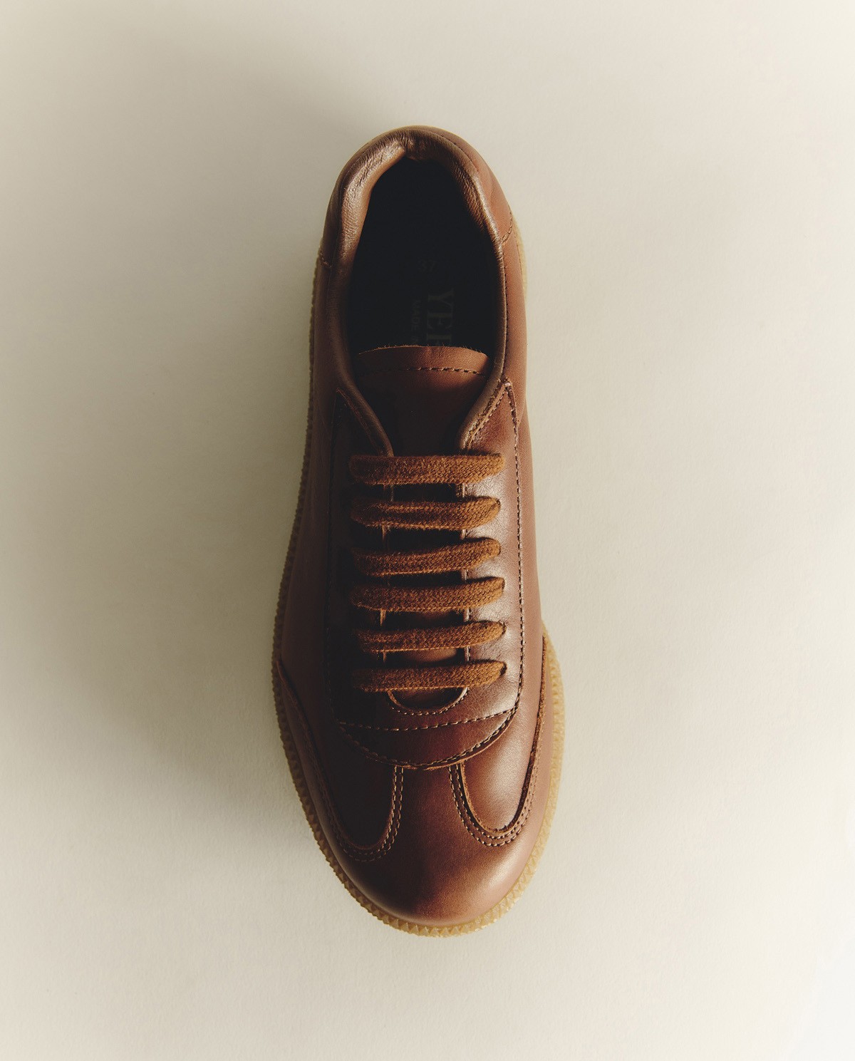 Deportivas de piel bovina en color camel, vista frontal con detalle del tejido 1