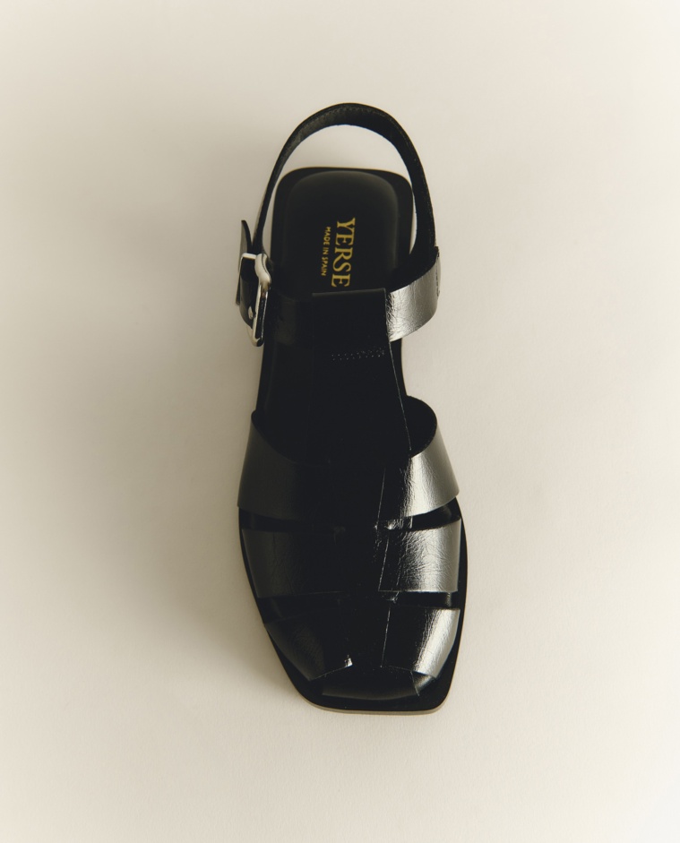 Cangrejera piel brillante planta acolchada en color negro, vista frontal con detalle del tejido