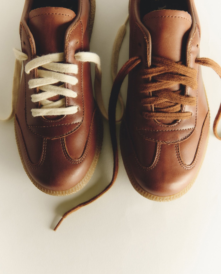 Deportivas de piel bovina en color camel, vista frontal con detalle del tejido