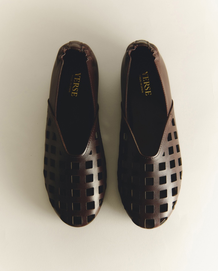 Bailarina troquelada de piel en color chocolate, vista frontal con detalle del tejido