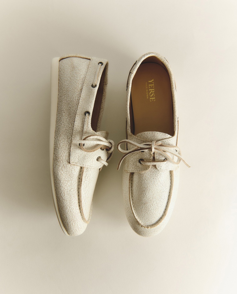 Mocasines de piel con cordones en color blanco, vista frontal con detalle del tejido