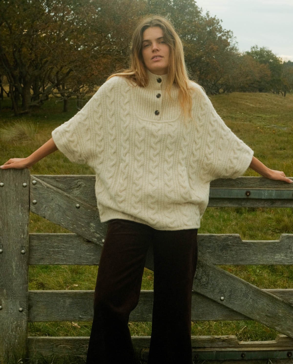 Poncho con lana trenzado crudo mujer Yerse - Detalle frontal