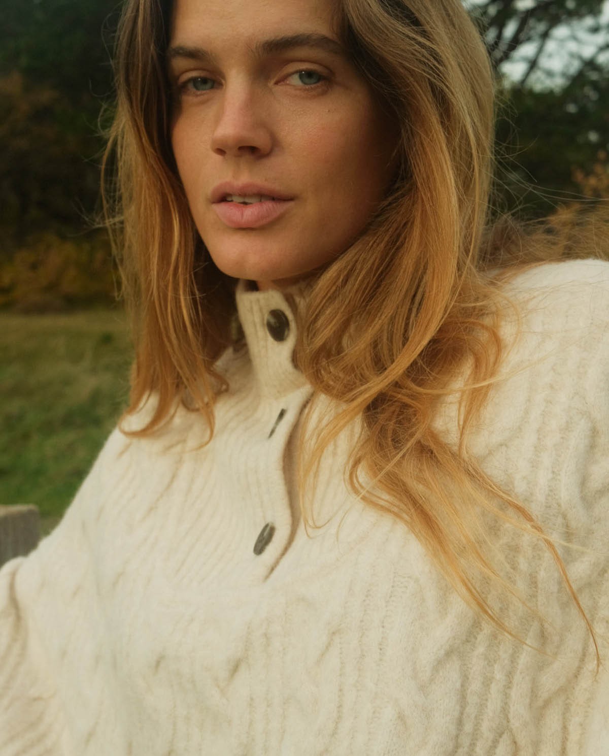 Poncho con lana trenzado crudo mujer Yerse - Detalle frontal 1